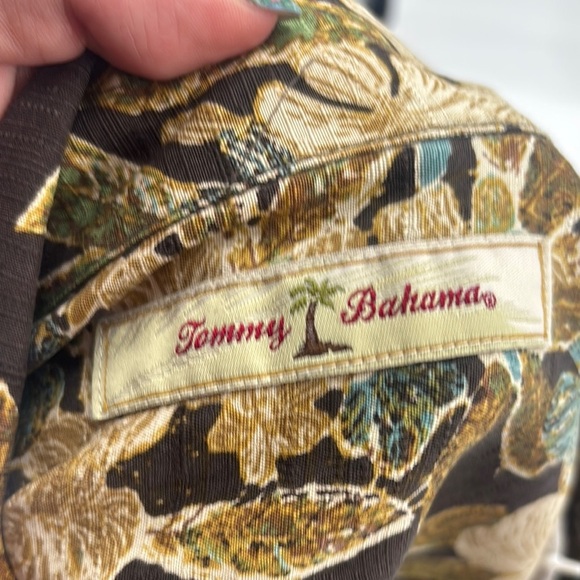 Tommy Bahama brown floral Hawaiian shirt size XL. Silk with coconut buttons - Picture 11 of 12